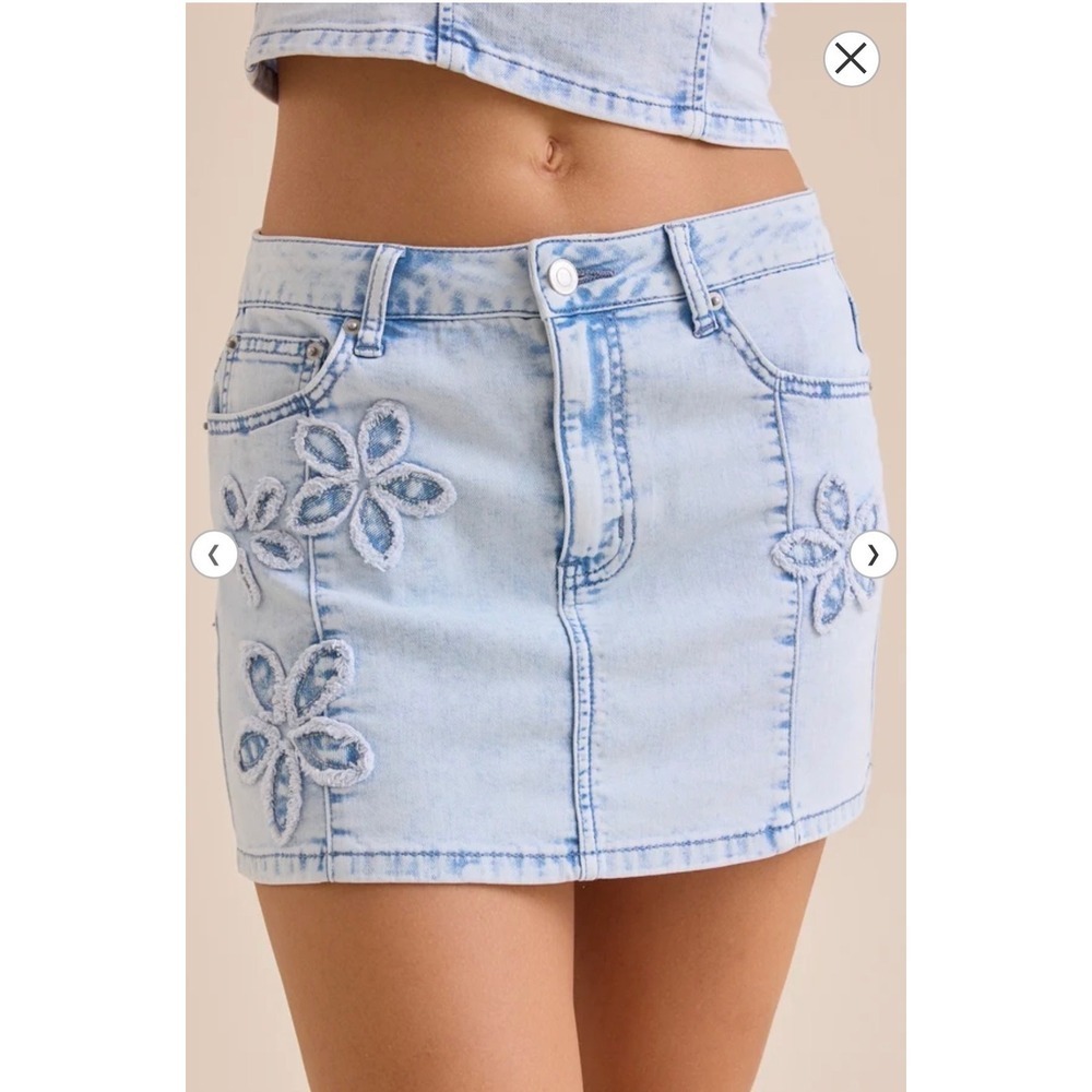 Altar'd State Light Wash Denim Floral Applique Mini Skirt Blue Low Rise Size XXS